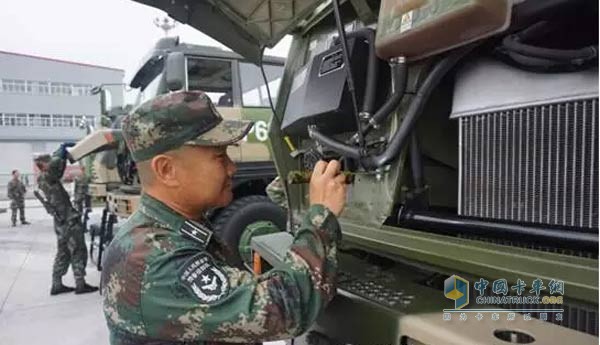 Zhang Bo checks the engine