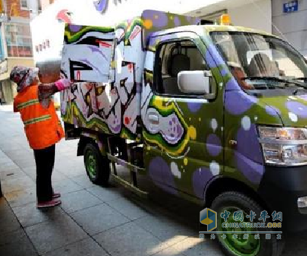 Graffiti garbage truck debuts in Qinhuangdao, Hebei