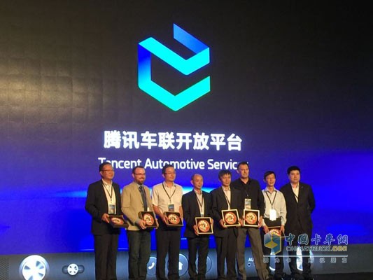 Mr. Zhu Guangwei (4th from right), Vice President of Bosch Automotive Multimedia China, was invited to participate in Tencent's Automotive Products Tasting