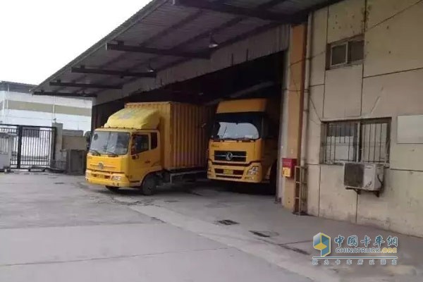 Dongfeng Cummins engine equipped logistics vehicle