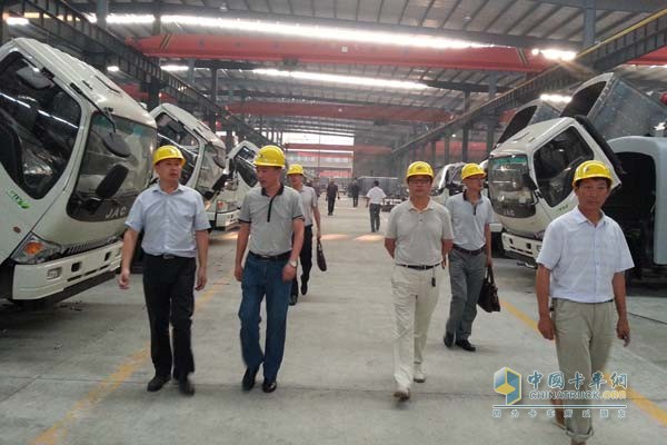 Customers visit Jianghuai Kangling sanitation vehicle production modification workshop