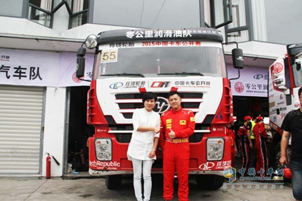 Zero-kilometer lubricant deputy general manager Wang Yuping (left) and zero kilometer lubricant team player Gong Huan