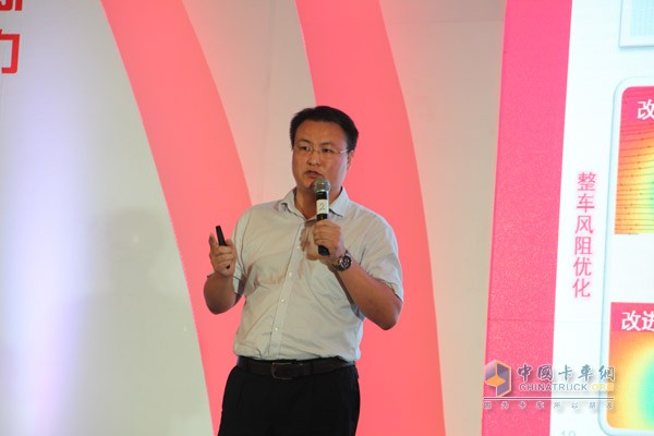 Dongfeng Cummins technical experts introduced the current smart power solutions and remote intelligent service systems to the guests