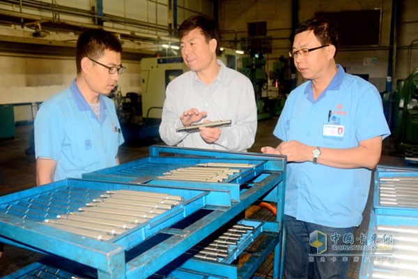 Fast chairman Yan Jianbo walked into the factory