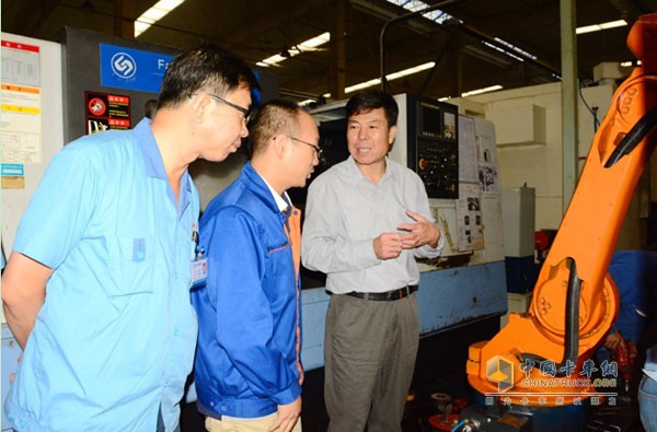 Fast chairman Yan Jianbo walked into the factory
