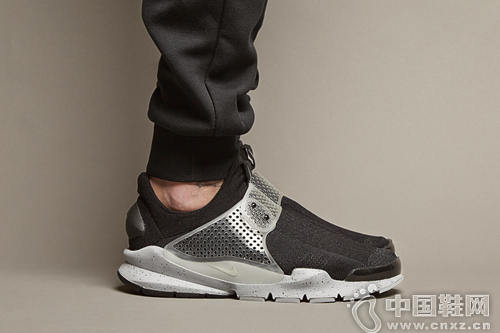 FRAGMENT DESIGN Ã— NIKE SOCK DART