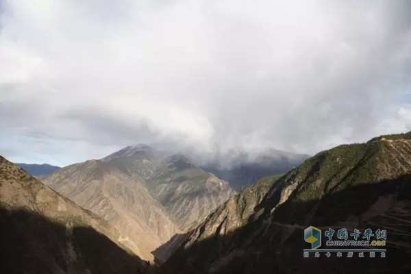 Plateau Spine Crossing Mountains