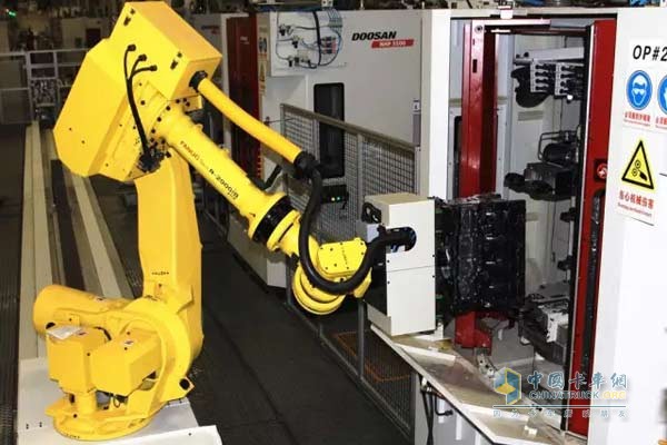 Robot sends cylinder block to automatic machine tool processing