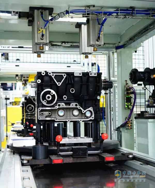 After installing the cylinder internal parts, the automatic tightening machine tightens the four bolts at the same time according to the specified torque.