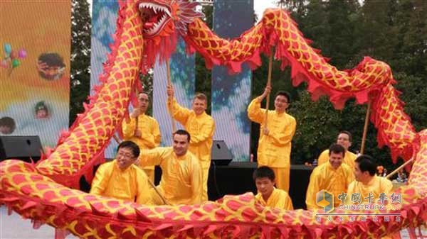 Leaders of the Continental Group promote dragons before the ceremony