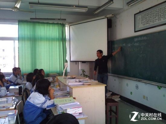 What are the advantages of DLP dust-proof and bulbless education projectors?