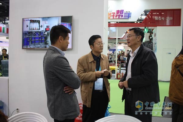 Wei Anli (first from right), Deputy Secretary-General of China Internal Combustion Engine Industry Association, visited the new wind booth