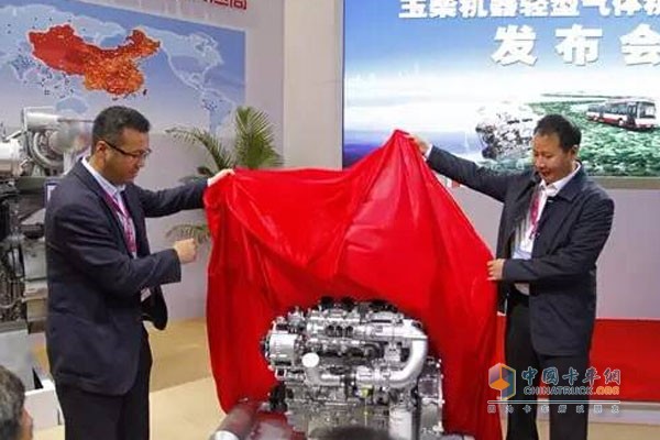Accompanied by Kong Weifeng, Assistant to General Manager of Beijing Public Transport Group, and Tan Guirong, Vice President of Yuchai, unveiled the new product
