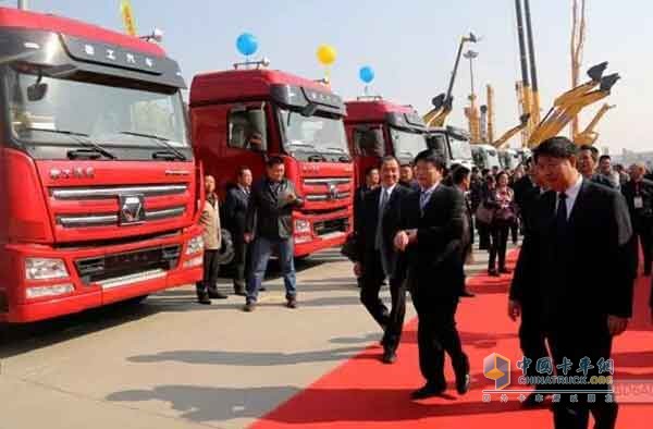After the opening ceremony, many leaders of the government and industry visited the Xugong Exhibition Area