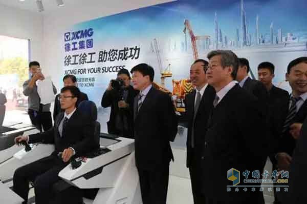 After the opening ceremony, many leaders of the government and industry visited the Xugong Exhibition Area