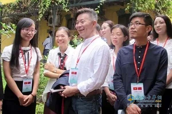 Guan Min (second right in the back row) and other visits to the remains of Ho Chi Minh