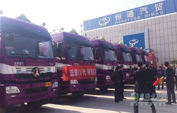 Assembling Weichai natural gas-powered Bei Ben heavy trucks