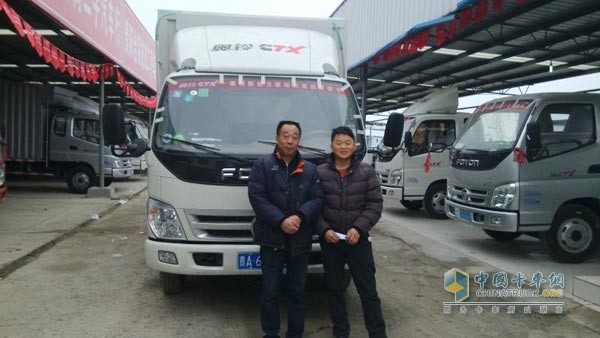 Lao Meng and his friend pose for a photo before Ao Ling CTX carrying the Cummins ISF 3.8,141 engine