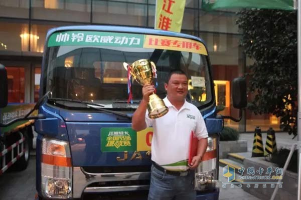Cheng Yunxia drives a handsome bell racing car with Weichai WP3 engine to win a trophy