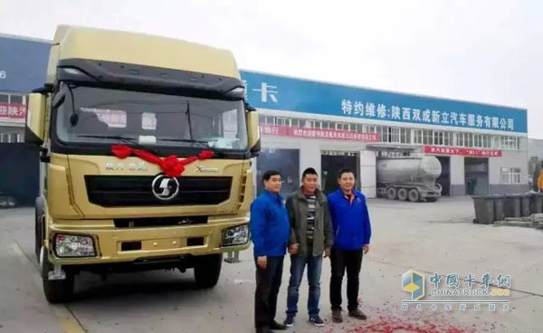 The customer took a photo with Shaanxi Auto DeLong X3000 high-end tractor car that matched the AMT+ hydraulic retarder