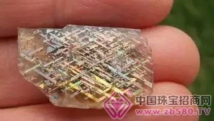 å½©è™¹è‰²é•¿çŸ³
