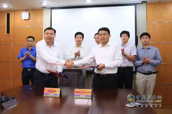 Liang Qingyan and Dan Zhongde signed a memorandum of comprehensive cooperation on behalf of Yuchai and the General Research Institute of Machinery Science.
