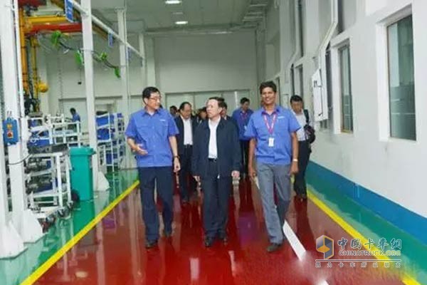 Shandong Deputy General Manager Xu Zichun (left one) accompanied Vice Governor Wang Shujian (center) to visit the Indian factory