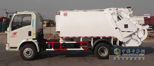 Compact garbage truck