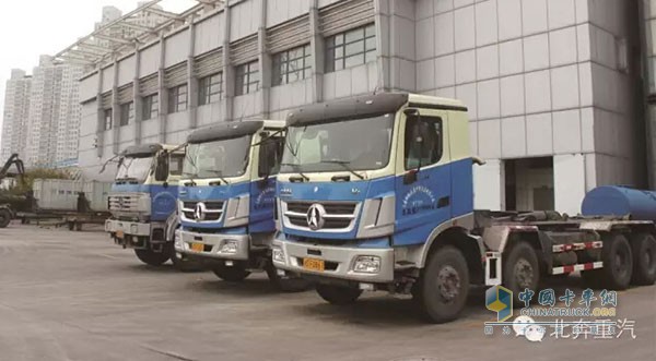 Bei Ben heavy truck focuses on environmental sanitation for fifteen years. The picture shows the comparison between old and new generation of Bei Ben heavy trucks.