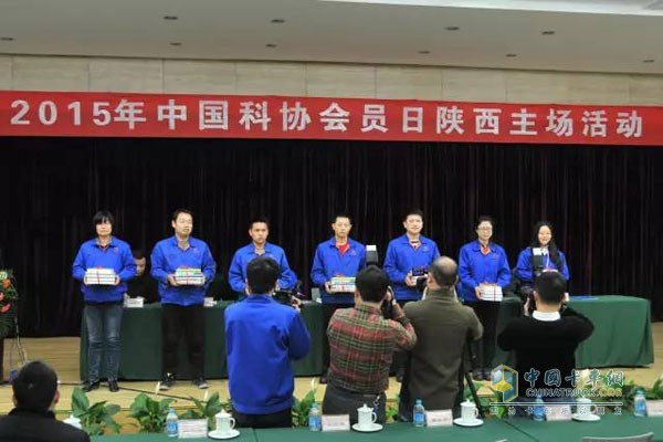 Leaders present books for scientific and technological worker representatives