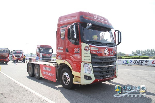 China Dongfeng Cummins Engine Dongfeng Liuzhou Automobile Dragon H7 at China Truck Open