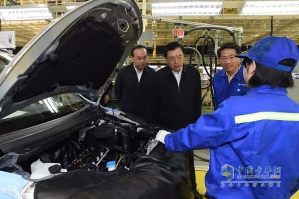 Zhang Dejiang, Member of the Standing Committee of the Political Bureau of the CPC Central Committee and Chairman of the Standing Committee of the National People's Congress, inspected Weichai (Chongqing) Automobile Co., Ltd.