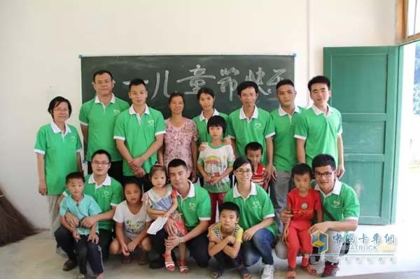 Yuchai volunteers are with children