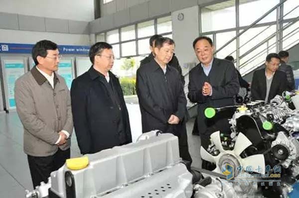 Deputy Minister Liu Lihua heard the introduction of Yunnei Power DEV series products
