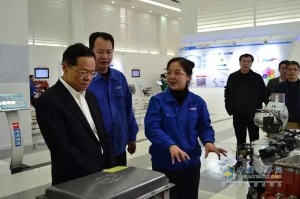 Chairman Chen Wu (first from the left) listens to Dr. Feng Jingâ€™s introduction