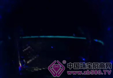 å›¾4ï¼š é•¶åµŒç¿¡ç¿ æ ·å“ä¸»ä½“å‘ˆè§å…‰æƒ°æ€§ï¼Œæˆ’é¢ä¸Žæ‰˜ä¹‹é—´å¯è§ä¸€é“ç»¿è‰²è§å…‰