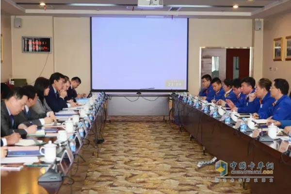 Yan Jianbo Holds Talks with Liu Liang
