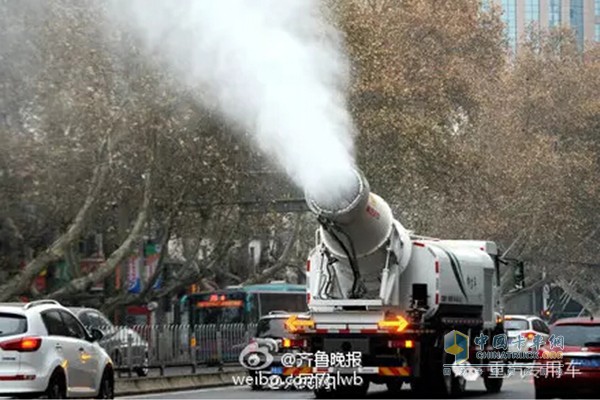 There is a "barrel" at the tail, and the spray is pushed at 60 meters. The effect of high-altitude dustfall is good!