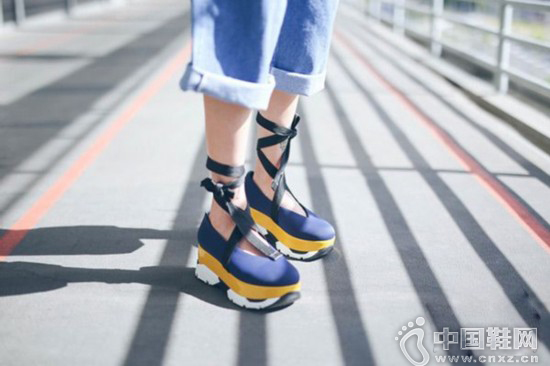 å¥³å­©çš„åŽšåº•éž‹å››å­£ä¸ç¼ºå¸­