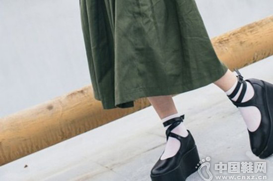 å¥³å­©çš„åŽšåº•éž‹å››å­£ä¸ç¼ºå¸­