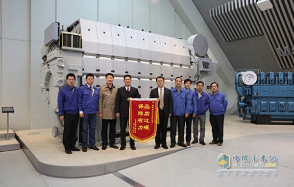 Huang Bohai District Fisheries Bureau leaders presented a silk banner to Weichai