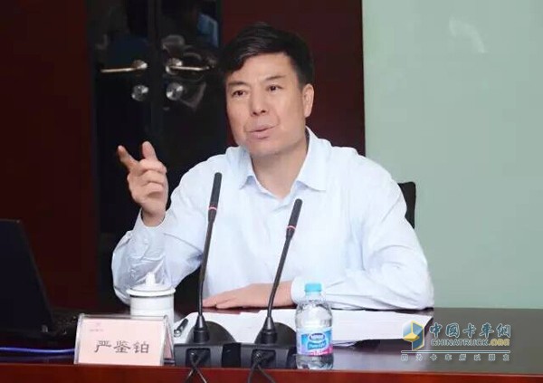 Yan Jianbo Chairman gives a speech