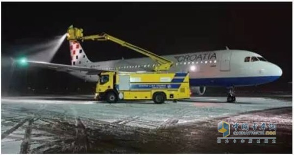 Aircraft deicing vehicle