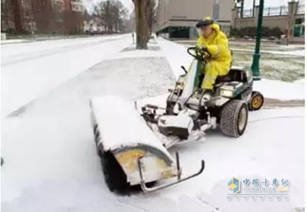 Small snow sweeper