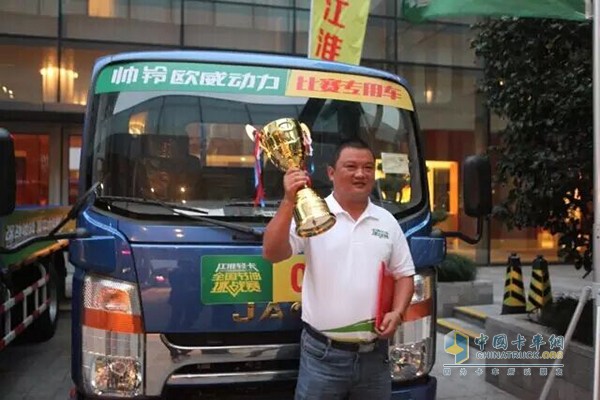 Weichai WP3 light truck driver Cheng Yunxia won the title of master of fuel saving