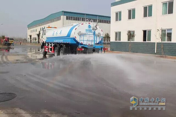 Heavy truck Jinan version sprinkler pavement effect