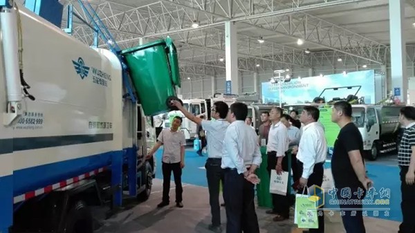 The staff demonstrated the Wuzheng Group garbage truck