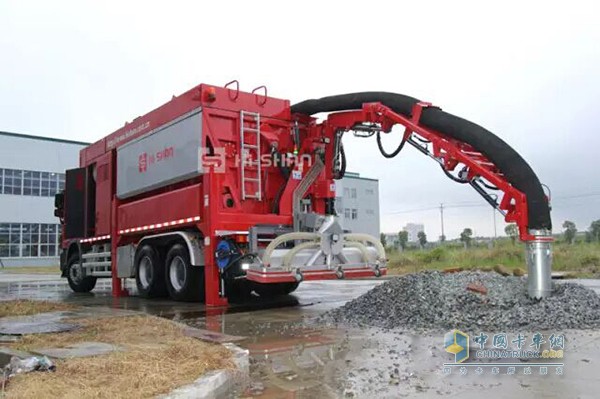 Non-destructive excavation suction vehicle is pumping cement