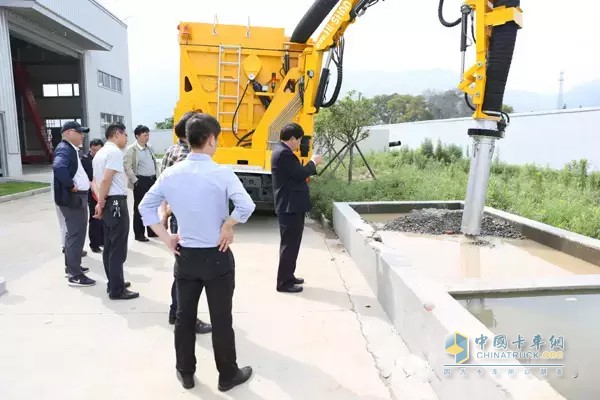 Non-destructive excavation suction vehicle is pumping cement
