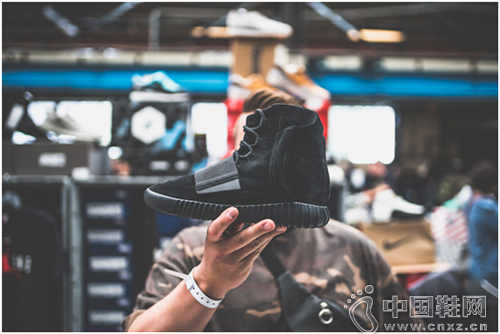 é˜¿è¿ªè¾¾æ–¯Originals YEEZY Boost 750 Black